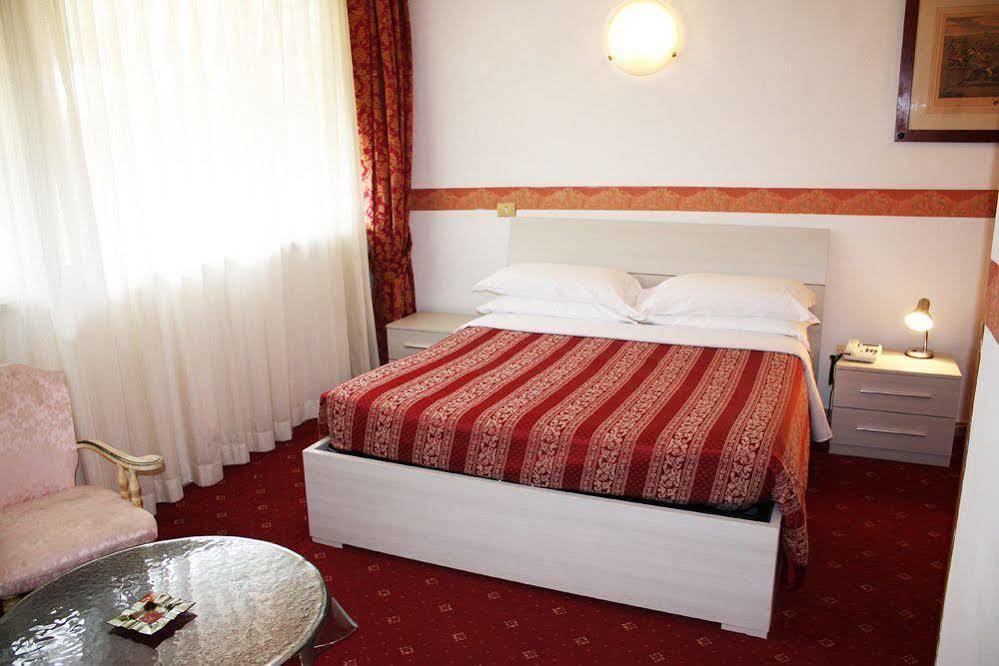 Hotel Giulietta E Romeo Casal Palocco Exterior photo
